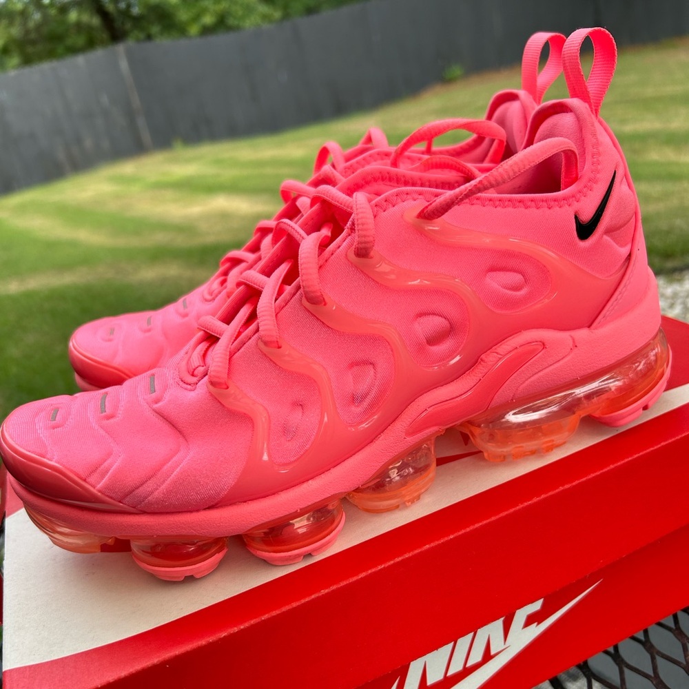 Used Women’s size 8 pink Vapormax